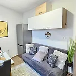 Center By Istrian Apartman *