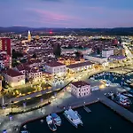 アパート Center By Istrian