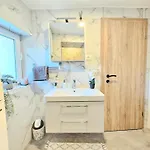 Center By Istrian Apartman