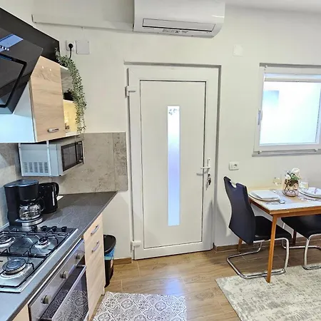 Center By Istrian Apartment