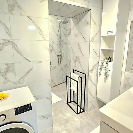 Center By Istrian Apartment